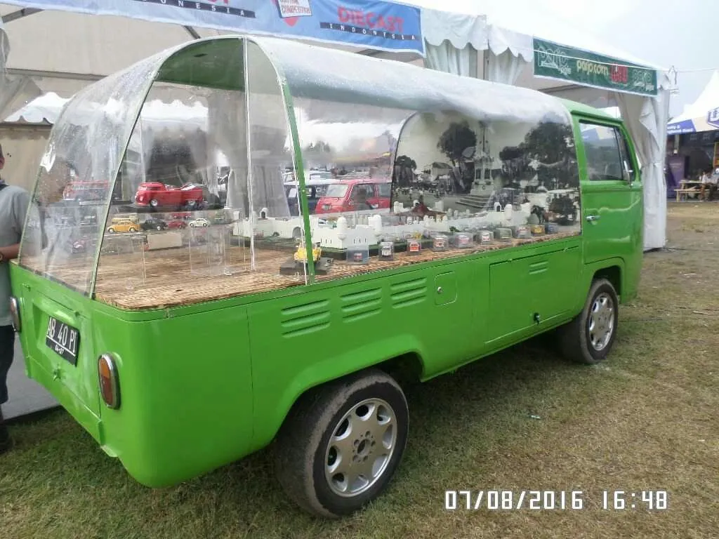 53437 vw kombi delivery van diecast