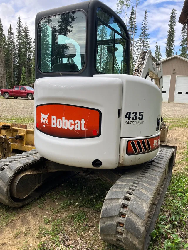 /img/53445-bobcat-mini-excavator-working.webp