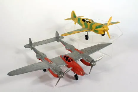 /img/53470-hubley-diecast-airplane-cleaning.webp