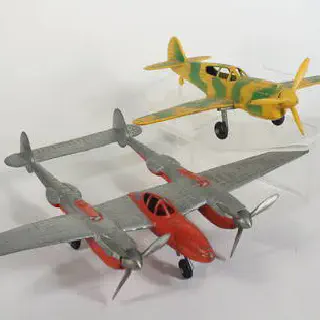 /img/53470-hubley-diecast-airplane-cleaning.webp