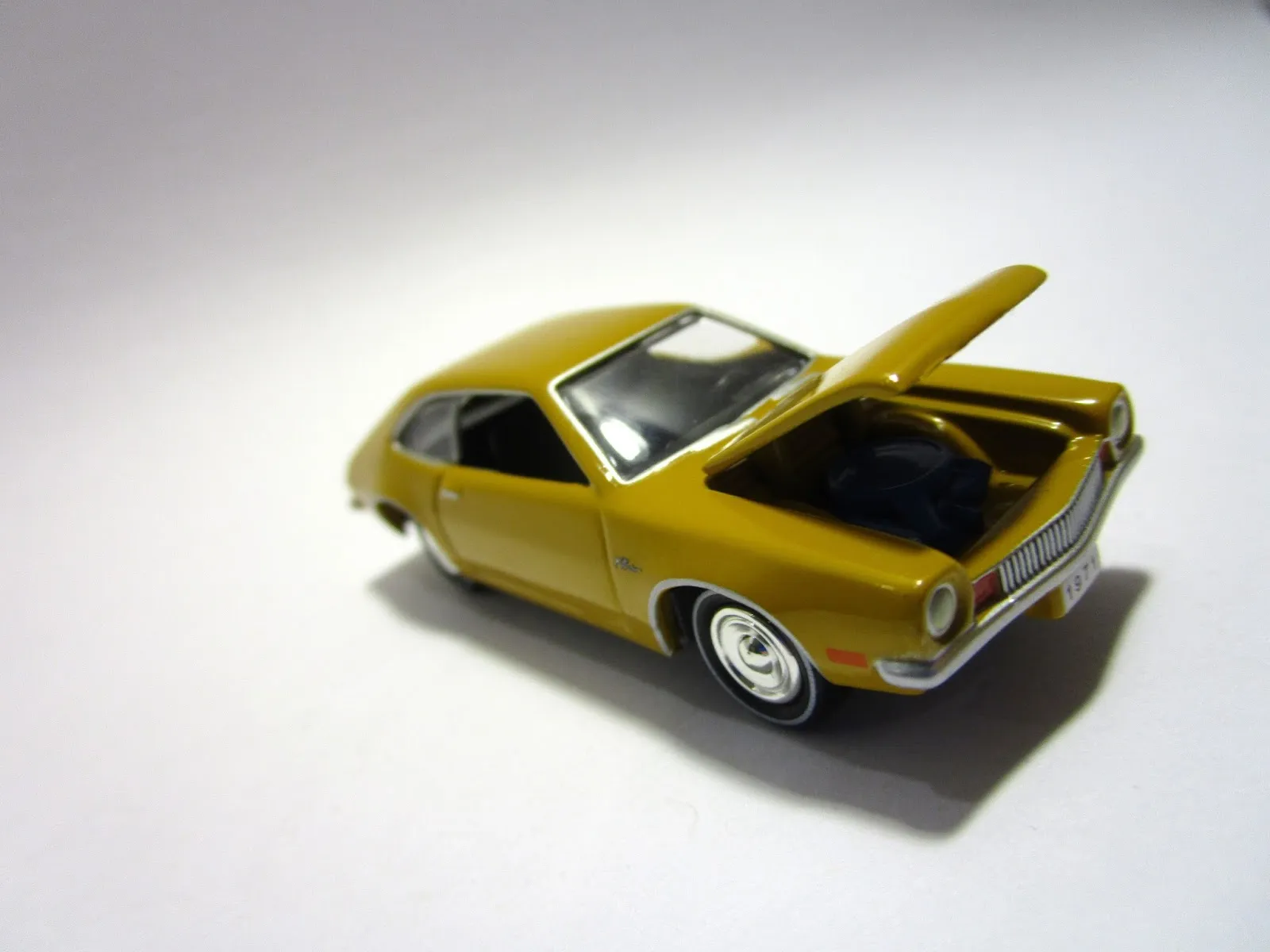 53471 child playing diecast