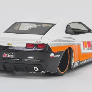 /img/53532-camaro-ss-1le-diecast-close-up.webp