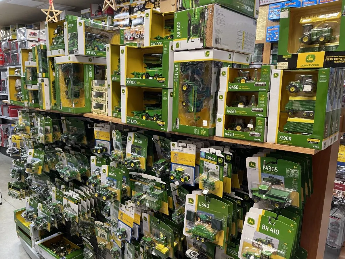 /img/53544-diecast-toys-dyersville-ia-display.webp