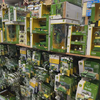 /img/53544-diecast-toys-dyersville-ia-display.webp