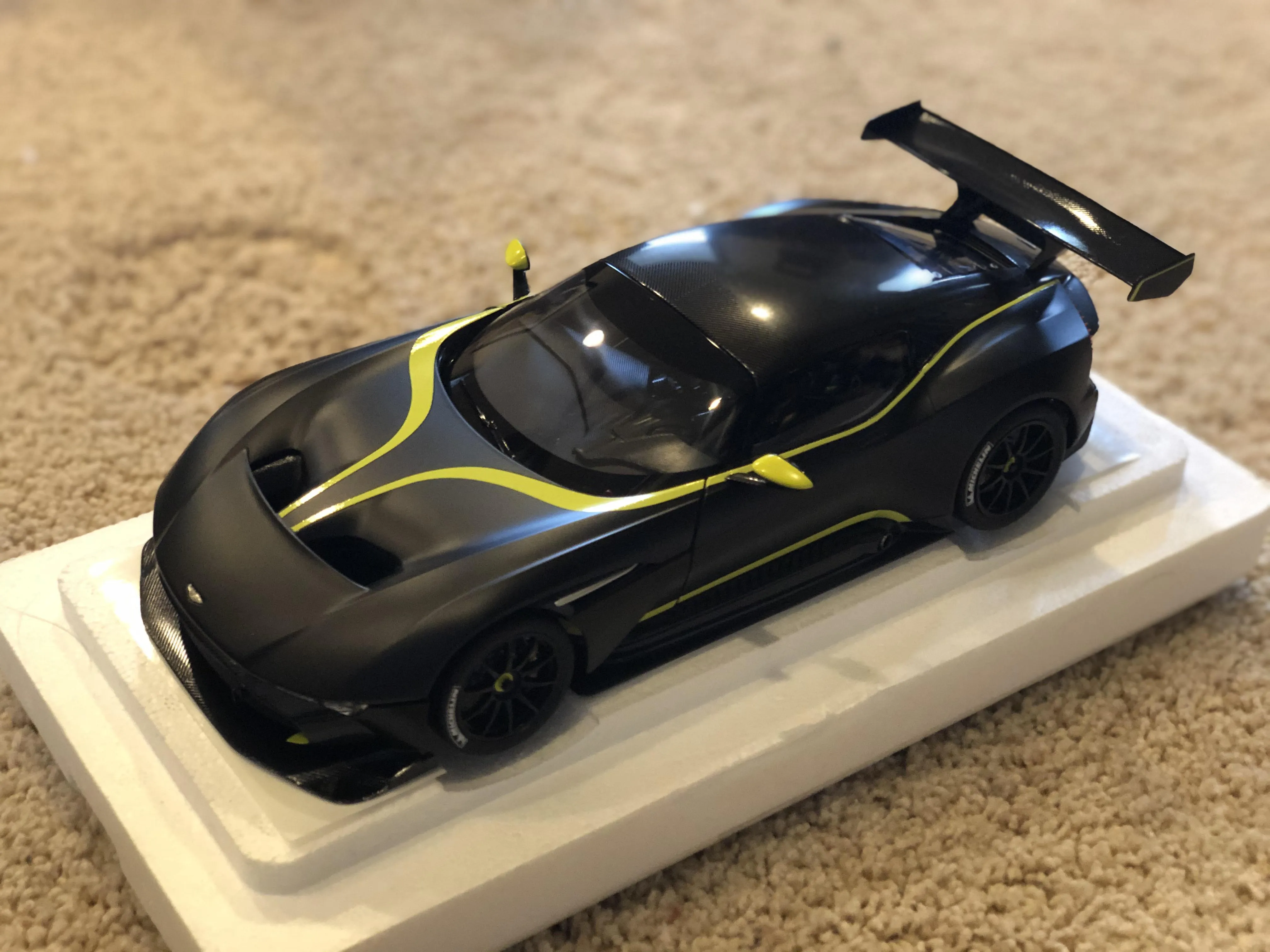 /img/53657-aston-martin-vulcan-diecast-close-up.webp