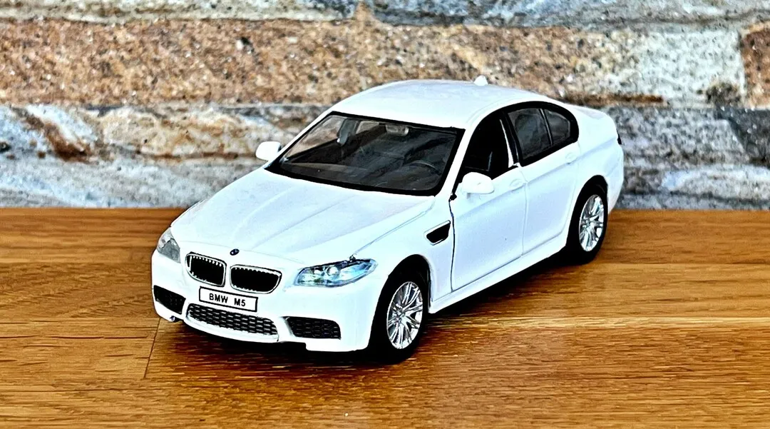 53677 bmw 530i diecast model intro