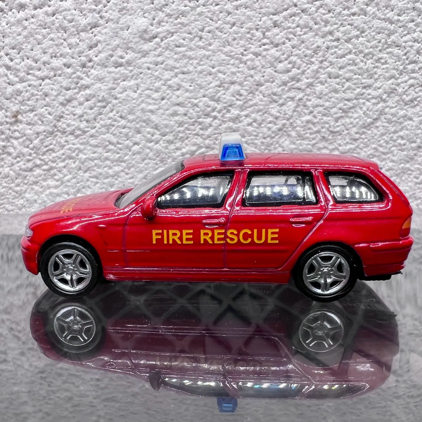 53677 bmw 530i diecast model scale