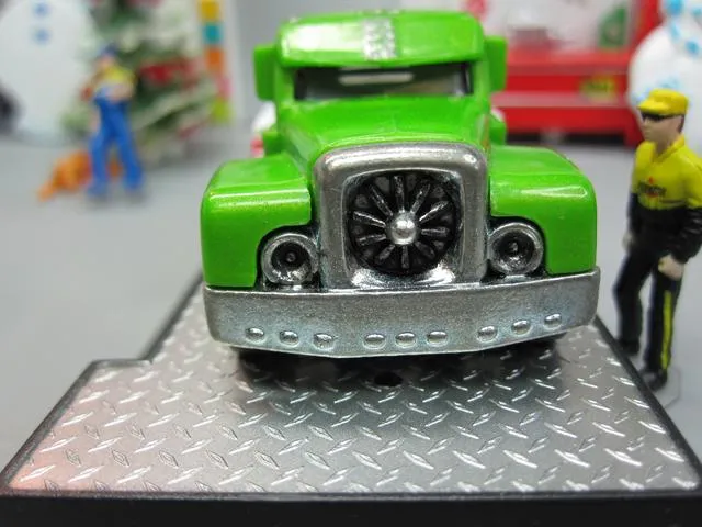 53681 diecast vs plastic 1